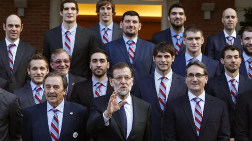 Rajoy con los integrantes de la selección española de balonmano