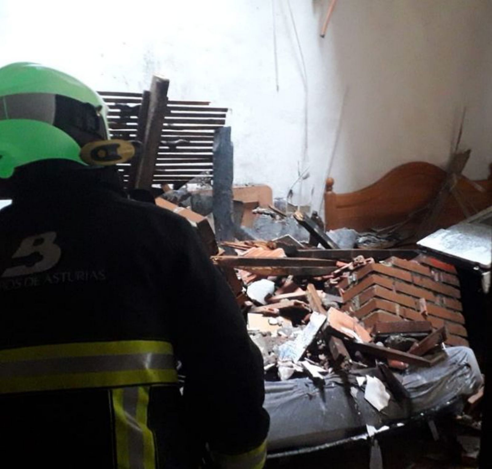 Un bombero accediendo a la zona derrumbada.