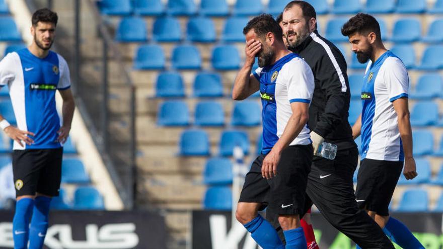 Peña abandona el campo tras lesionarse