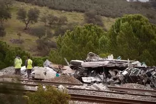 La jueza del accidente de Adamuz duda de la necesidad de un experto en telecomunicaciones para esclarecer la ubicación del tren Alvia antes del descarrilamiento
