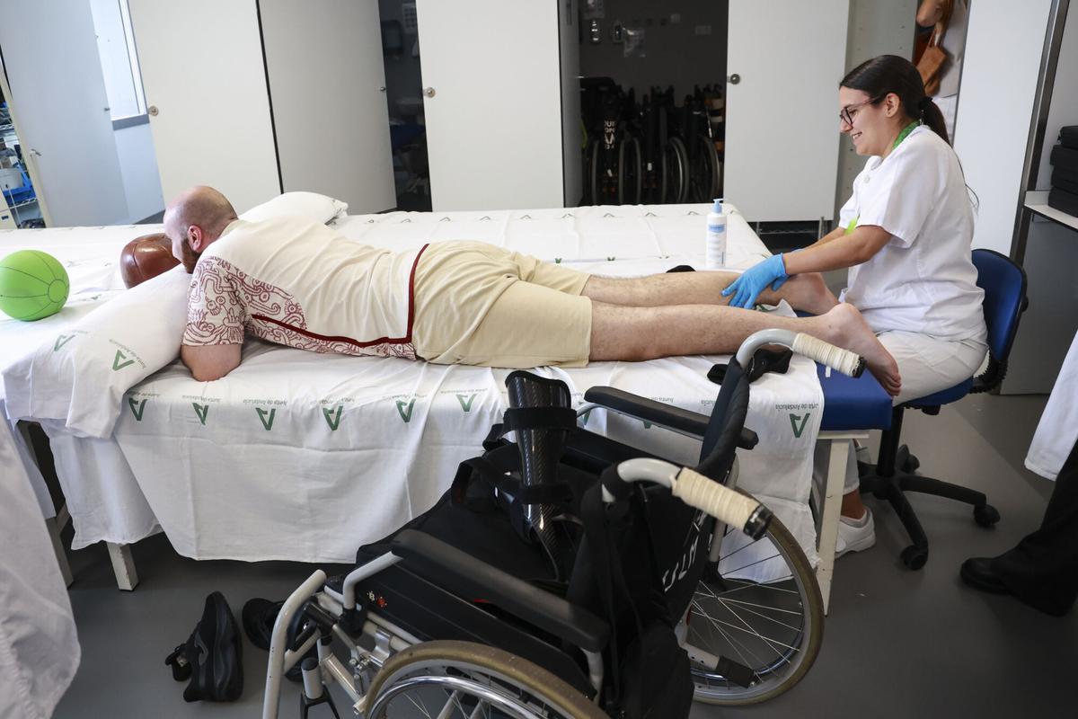 El consejero en funciones de Sanidad, Presidencia y Emergencias, Antonio Sanz, durante la visita la Unidad de Lesión Medular del Hospital Dr. Muñoz Cariñanos. A 25 de junio de 2026 en Sevilla (Andalucía, España). el consejero en funciones de Sanidad, Presidencia y Emergencias, Antonio Sanz, ha visitado la Unidad de Lesión Medular del Hospital Dr. Muñoz Cariñanos. 25 JUNIO 2026 Rocío Ruz / Europa Press 25/06/2026. Antonio Sanz;Rocío Ruz