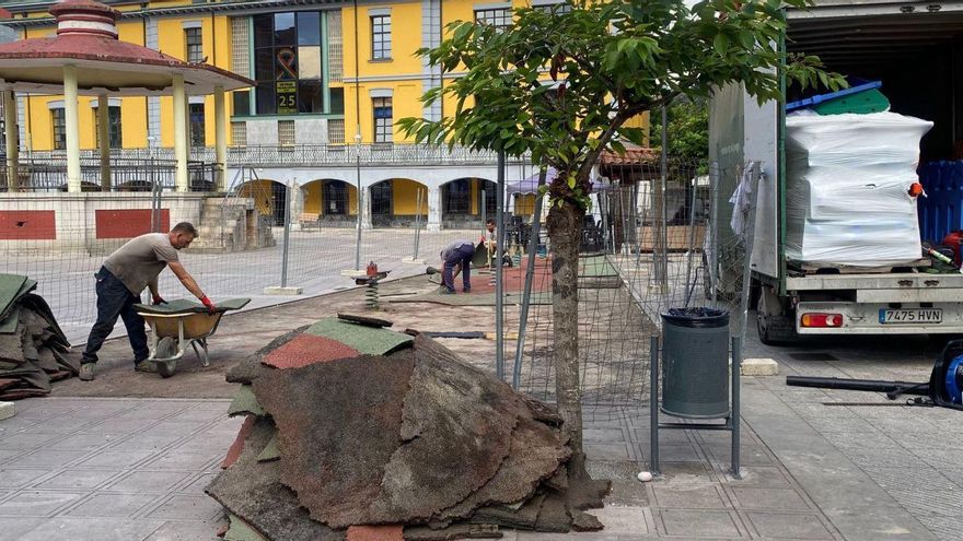 Operarios trabajando en la renovación del parque de la plaza de Ramón y Cajal, en Sotrondio. | LNE