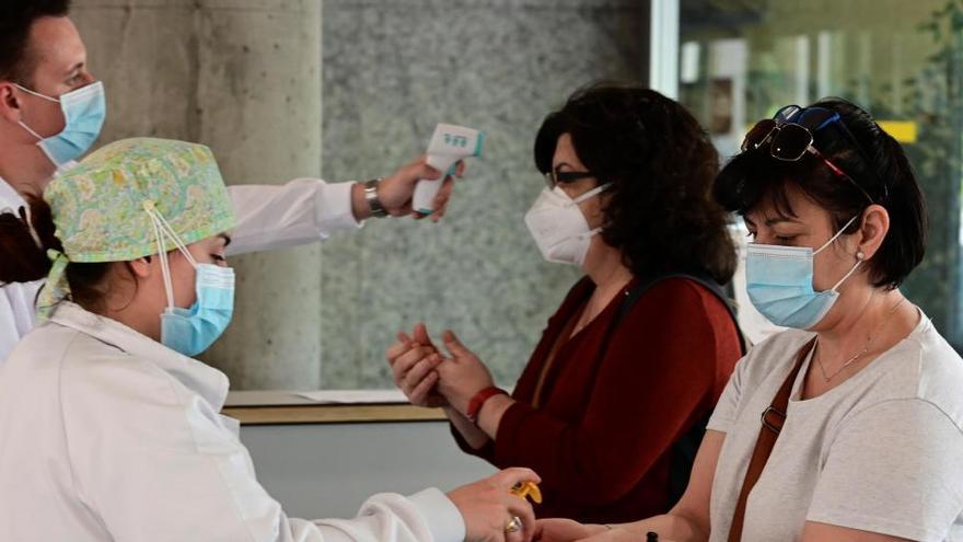 Sanitarios toman la temperatura a todo aquel que accede al Hospital de Alcorcón.