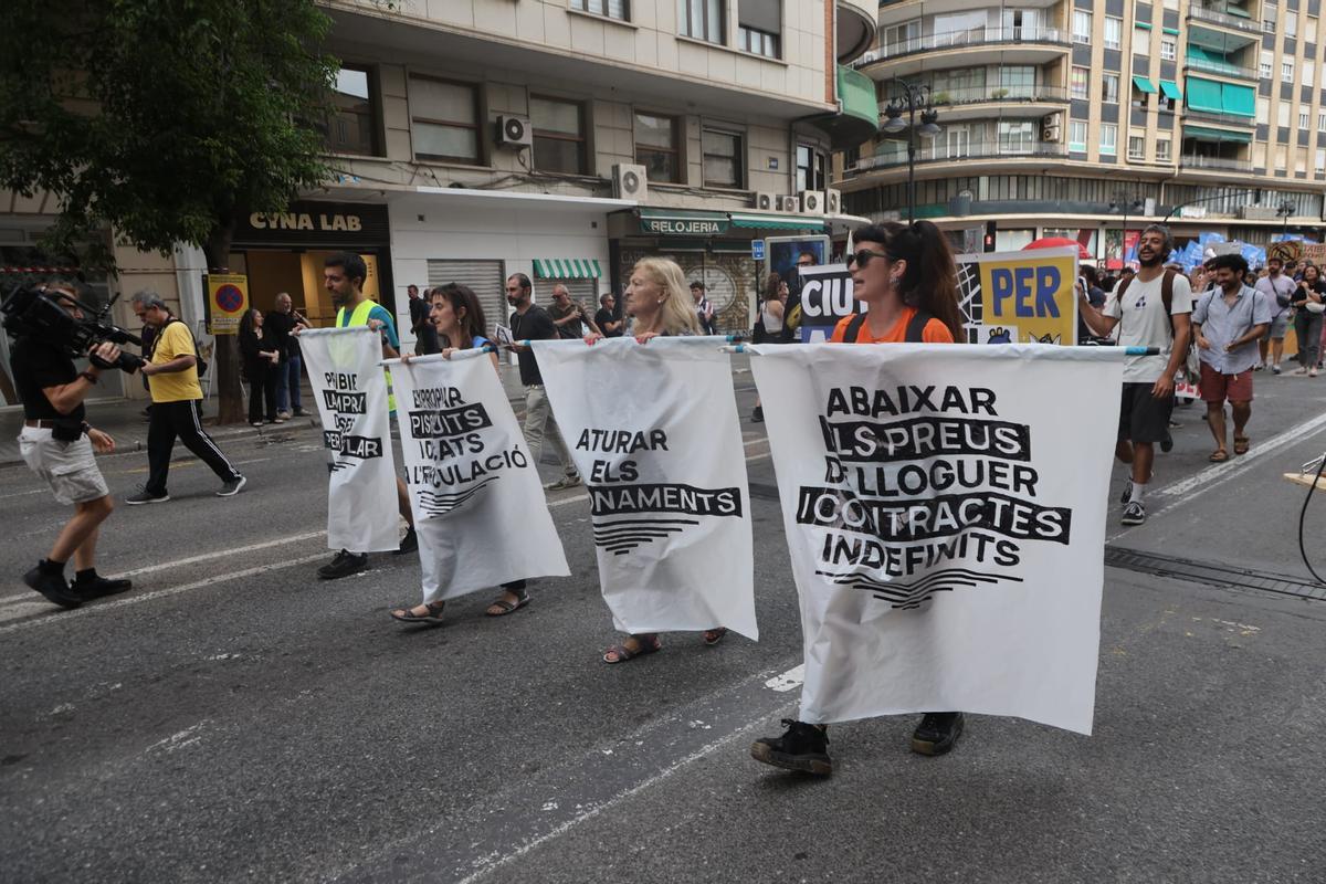 Algunos de los asistentes a la manifestación por la vivienda.