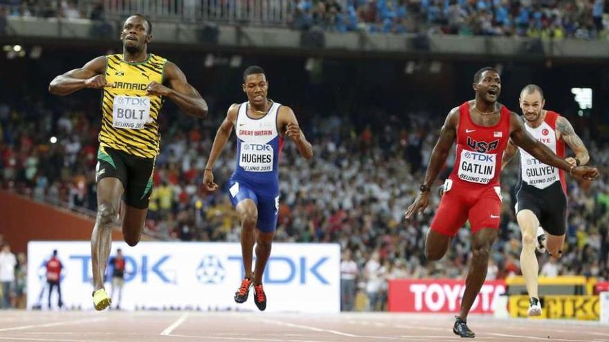 Bolt se señala el pecho poco antes de entrar en meta en la final de 200 metros.