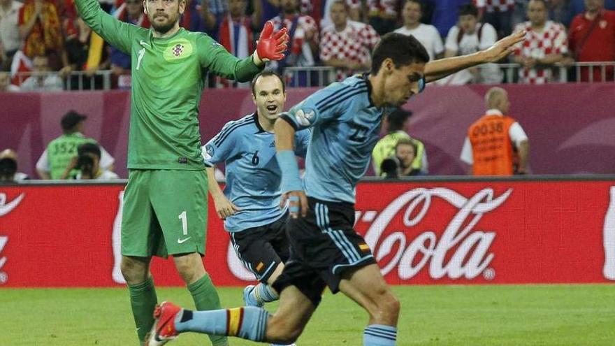 Pletikosa levanta la mano en el momento en el que Navas lo va a batir en la Eurocopa 2012.