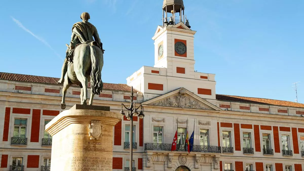 El TC suspende la norma de Díaz Ayuso que impide colocar una placa sobre las torturas franquistas en el edificio de Sol