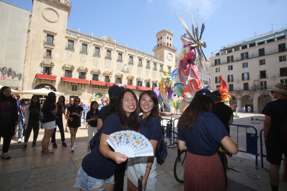 Estudiantes extranjeros de la UA visitan las Hogueras