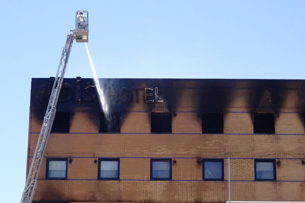 Este miércoles, 27 de mayo, cuando ya se daba por controlado y "prácticamente extinguido", el incendio del Hotel Ibis se ha reactivado por tercera vez en tres días