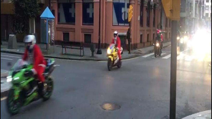 Gijón se llena de Papas Noel motoristas