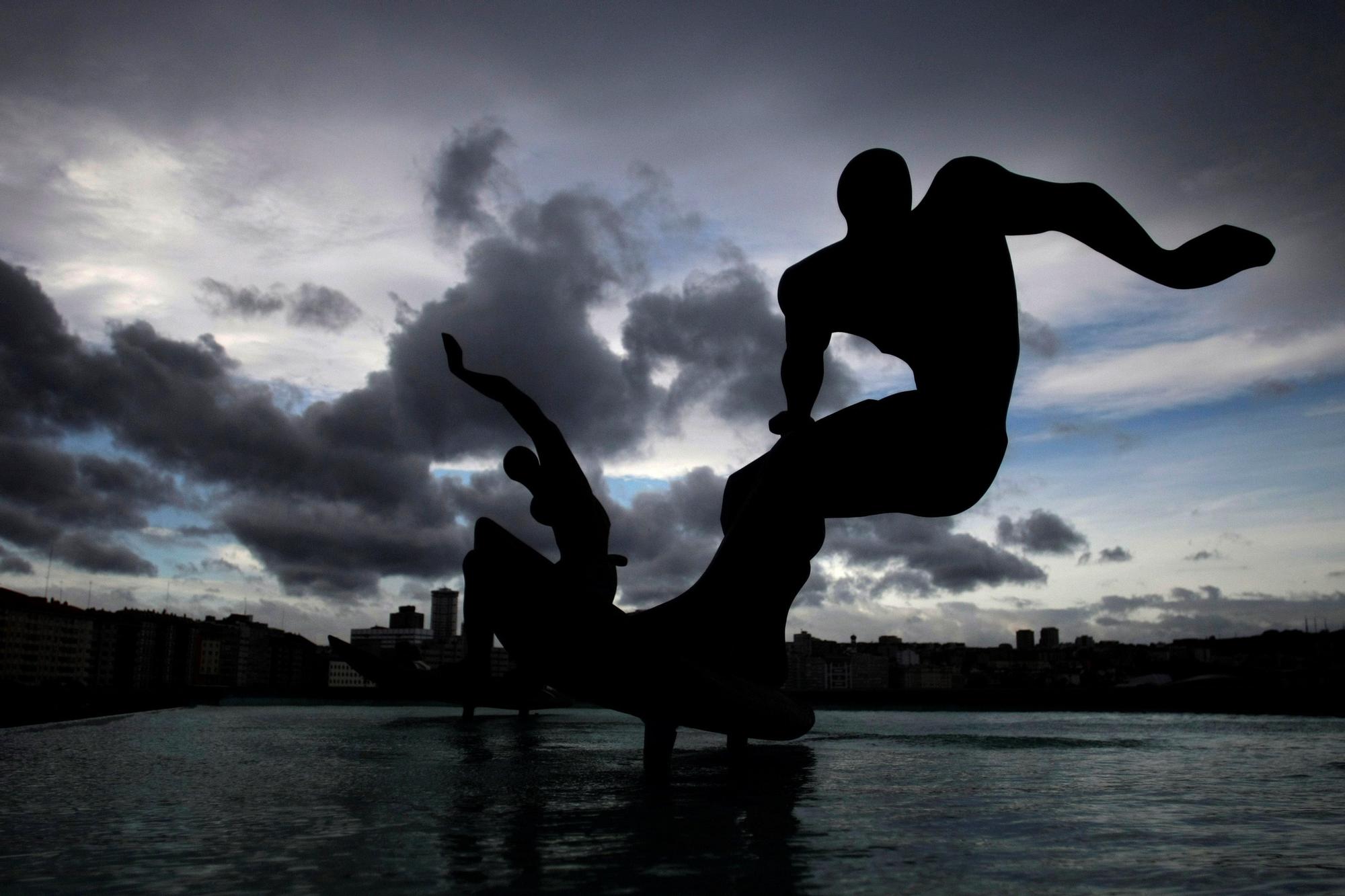 Estatua dedicada a los surfistas en A Coruña, donde ayer ya se notaban los efectos de 'Karim'