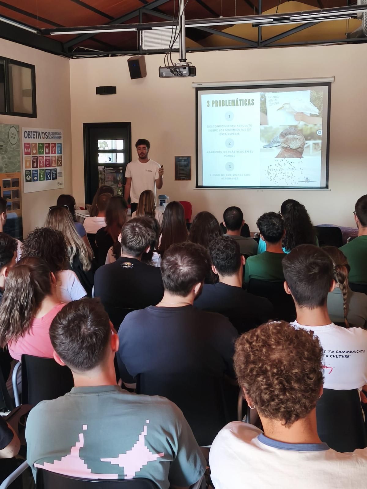 Exposición de los problemas que causa el vertedero en el Clot de Galvany durante una jornada en su aula de la naturaleza