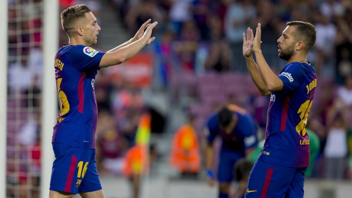 Deulofeu recibe la felicitación de Jordi Alba después de anotar su gol