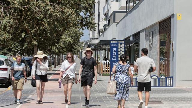 Un grupo de personas pasea por la avenida de José Garberí, principal arteria comercial del barrio.