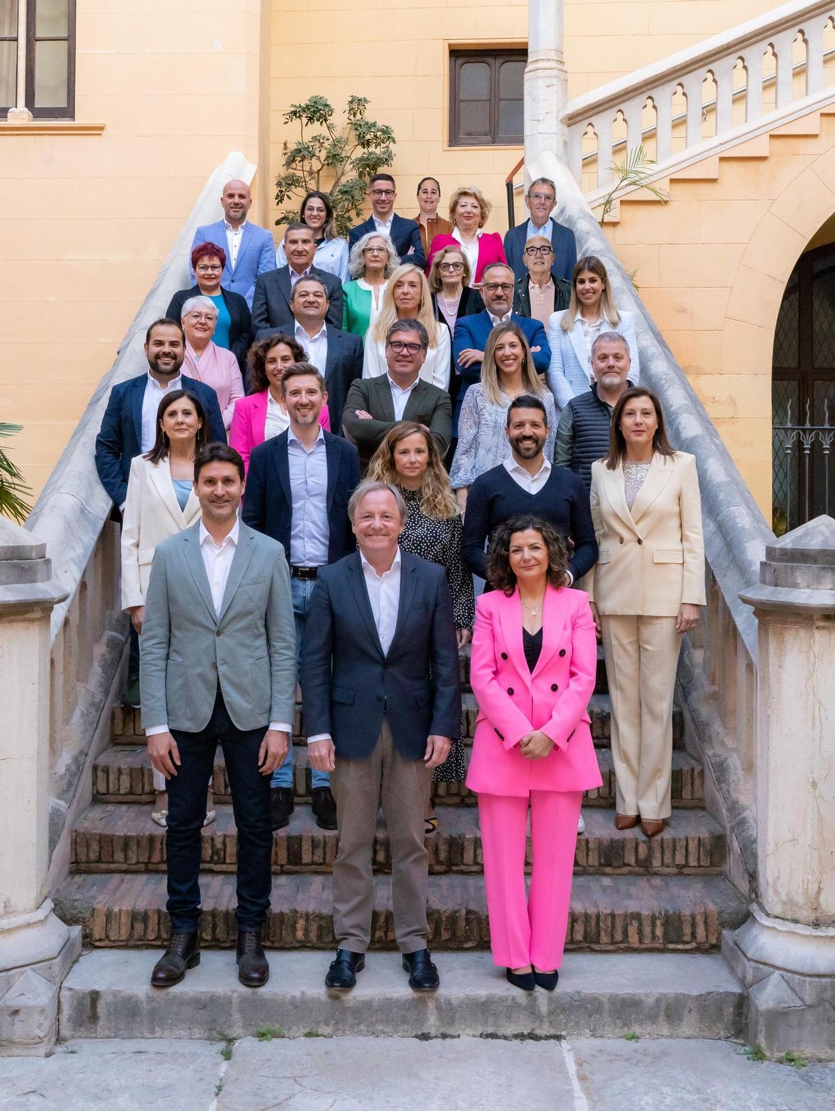Moragues y el resto de candidatos del PP, en la escalinata del Palau Ducal de Gandia.