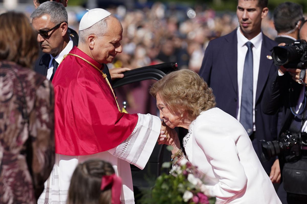 La Reina Sofía saluda al Papa León XIV a su llegada a la oración y homenaje a la Virgen de la Almudena, en la Catedral de Santa María de la Almudena, a 8 de junio de 2026, en Madrid (España). Tras el rezo ante la patrona, el Papa ha depositado a sus pies la Rosa de Oro, un reconocimiento personal y excepcional con el que los Pontífices honran imágenes de Vírgenes. 08 JUNIO 2026;POOL;PAPA;LEÓN XIV;MADRID;CATEDRAL;ALMUDENA;ESPAÑA;ORACIÓN A. Pérez Meca/Europa Press/Pool 08/06/2026. Papa León XIV;Reina Sofía;A. Pérez Meca/Europa Press/Pool