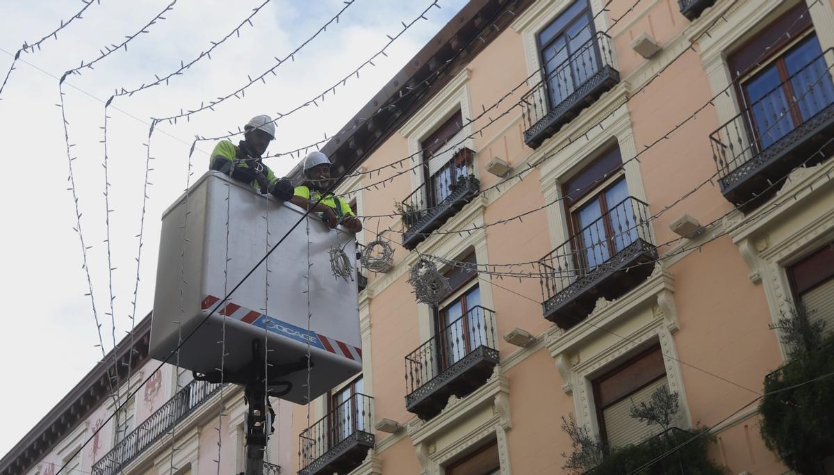 EN IMÁGENES | Las calles de Zaragoza se engalanan con las luces de Navidad