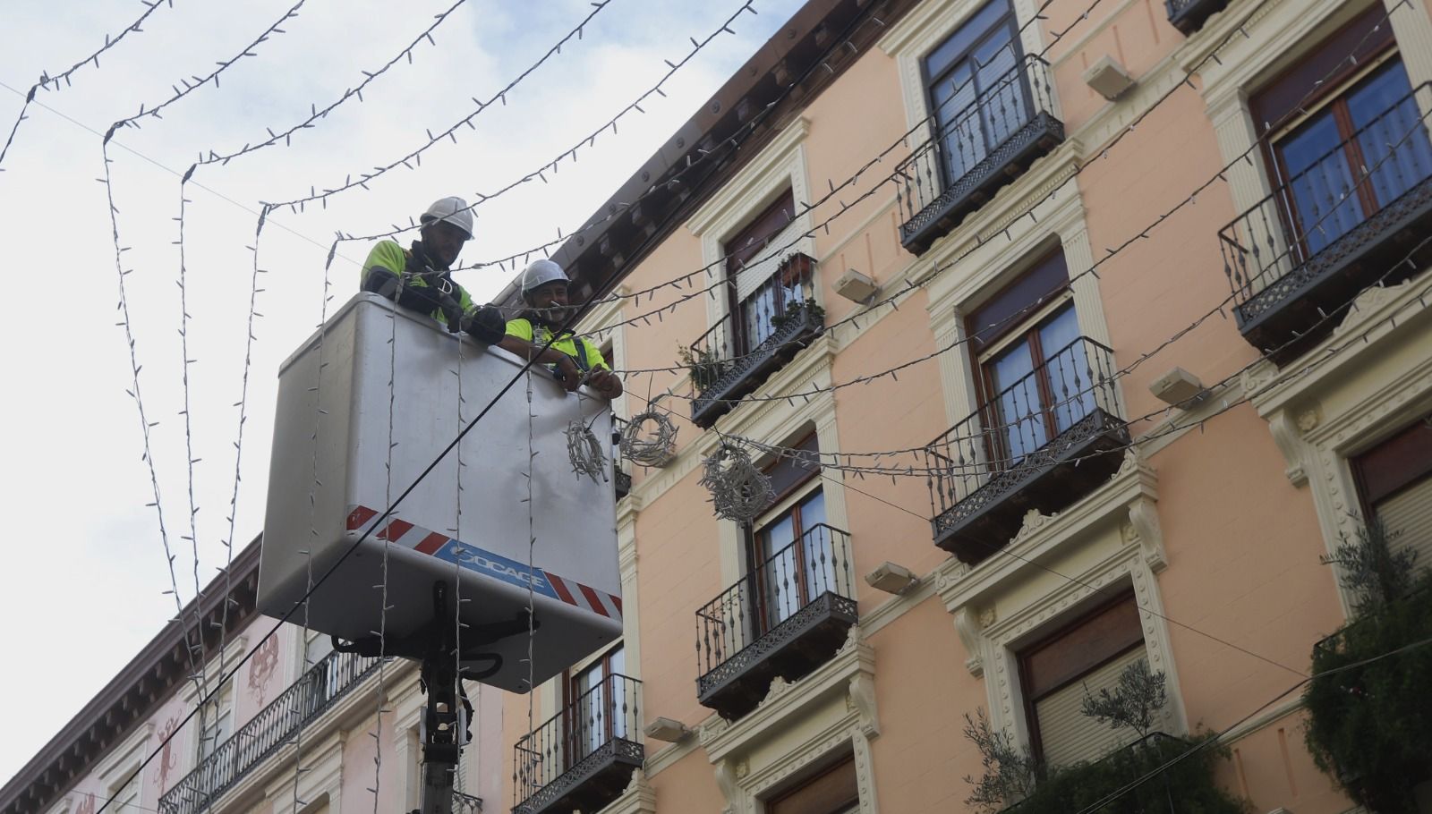 EN IMÁGENES | Las calles de Zaragoza se engalanan con las luces de Navidad