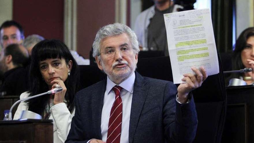 El portavoz popular, Rosendo Fernández, muestra un documento durante el pleno.  // Iñaki Osorio