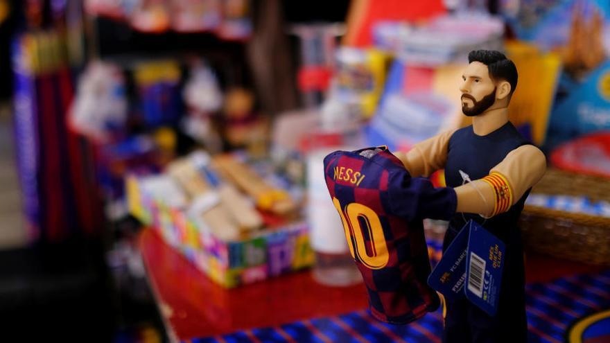 Un muñeco de Messi en la tienda del FC Barcelona