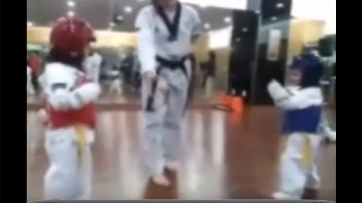 La 'pelea' de taekwondo de los pequeños