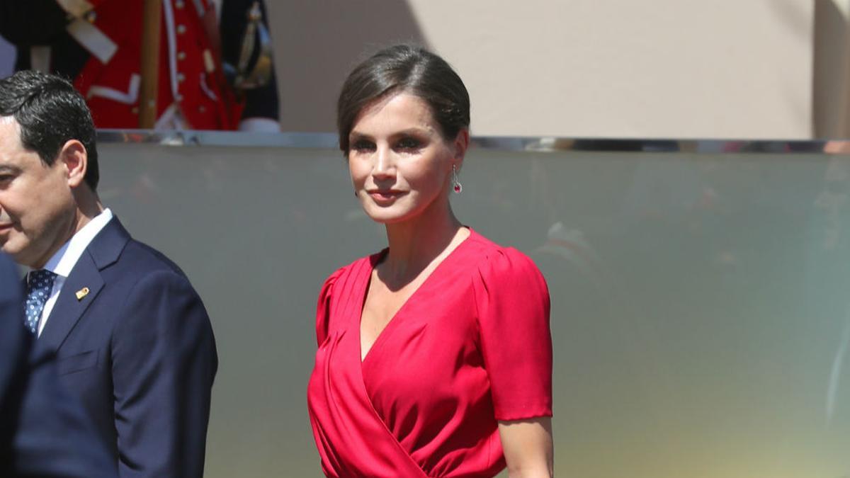 Letizia Ortiz apuesta todo al rojo en el Día de las Fuerzas Armadas