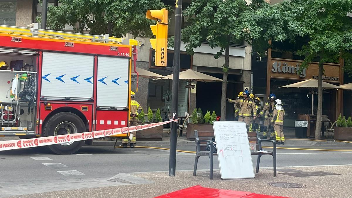 Les imatges d'un incendi en un aparcament al carrer Migdia de Girona