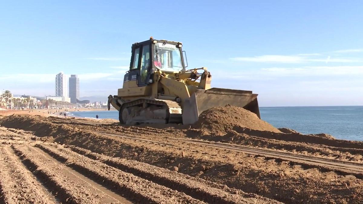 Barcelona reutiliza arena de obras que se realizan en la ciudad para rellenar las playas de San Sebastià, Mar Bella y Llevant