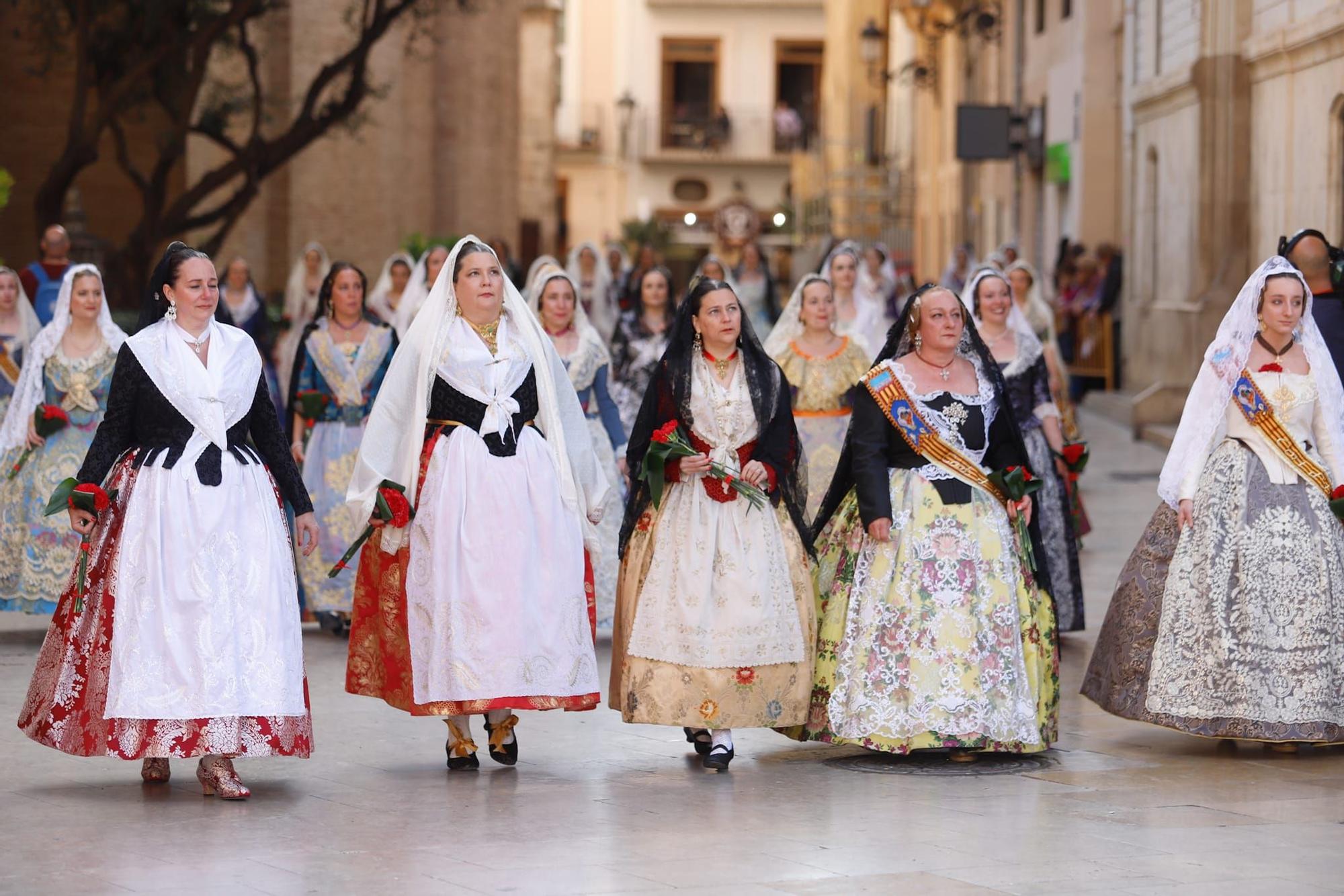 Las primeras comisiones ofrendan a la virgen