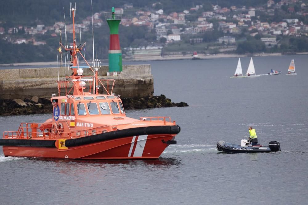 Un coche cae al mar en Vigo