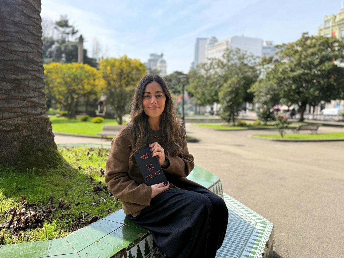 Lorena Chousa posa con la Guía Macarfi en Méndez Núñez.