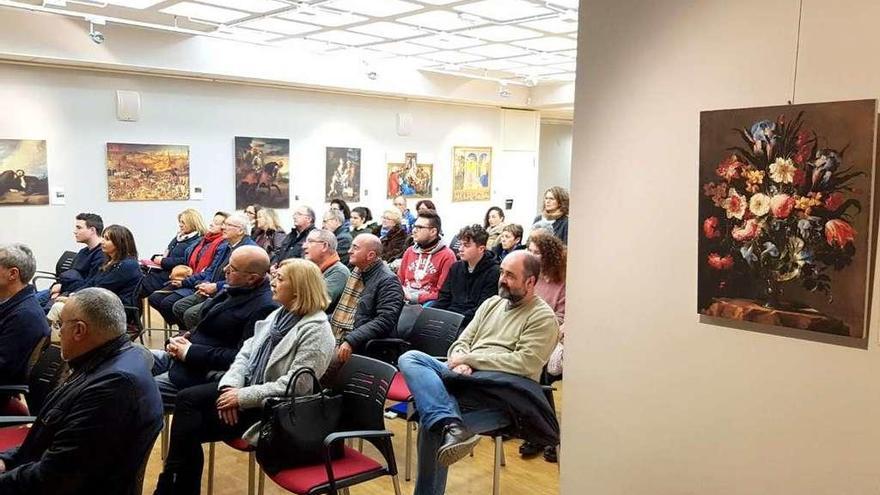 Reunión del colectivo, junto a las obras del Museo del Prado expuestas en Navia.