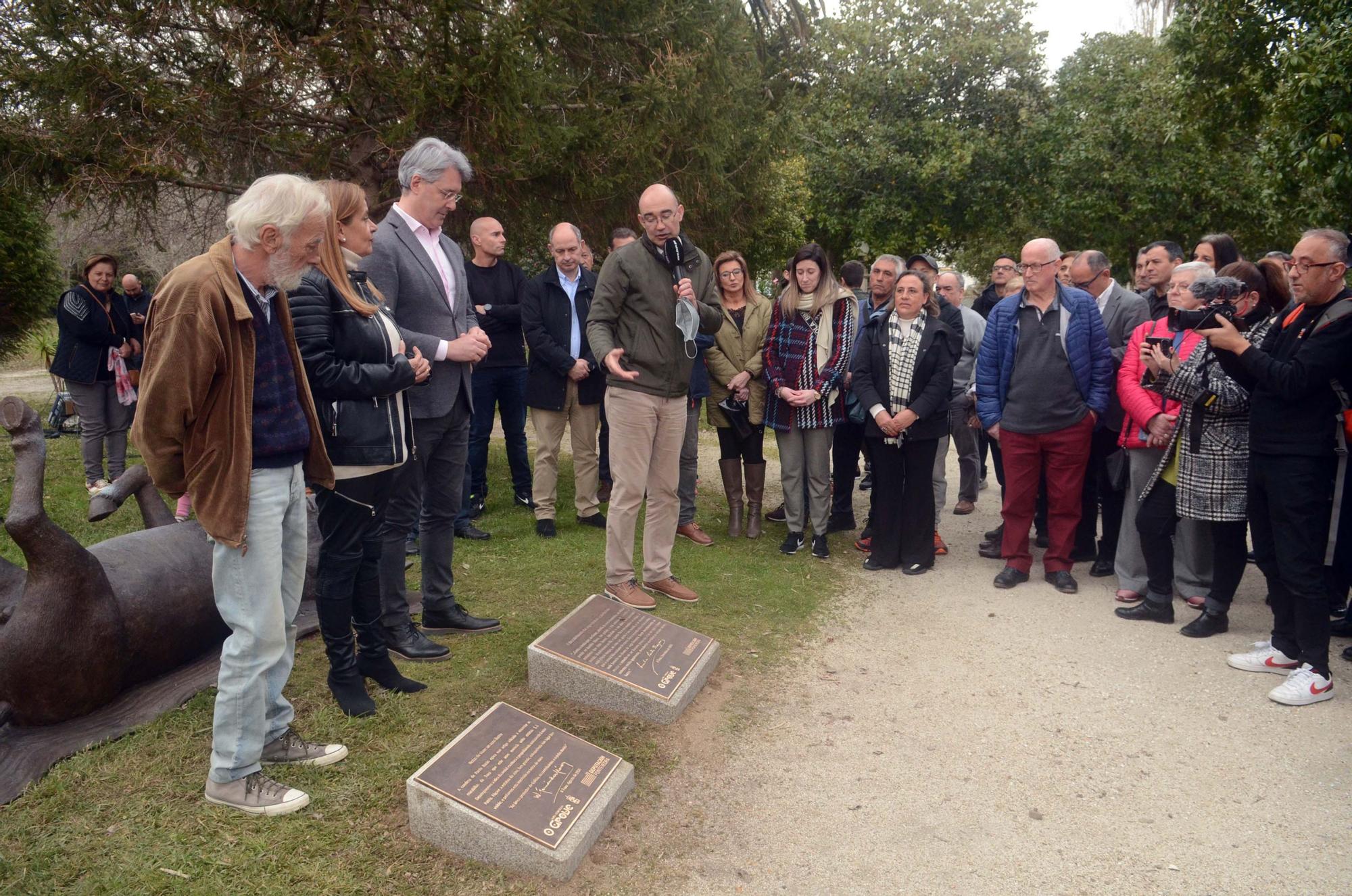 Así fue la inauguración de la escultura que recuerda al burro que descubrió las aguas termales de A Toxa.