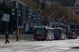 Junts pide a Collboni que los buses vuelvan a lucir la 'senyera' festiva recortada en 2011