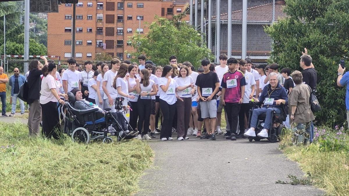Participantes en la carrera solidaria, que se desarrolló por el parque inglés.