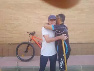 El reencuentro de Ángel y Juan Carlos, el bombero jubilado que desapareció en Murcia y el ciclista que le encontró