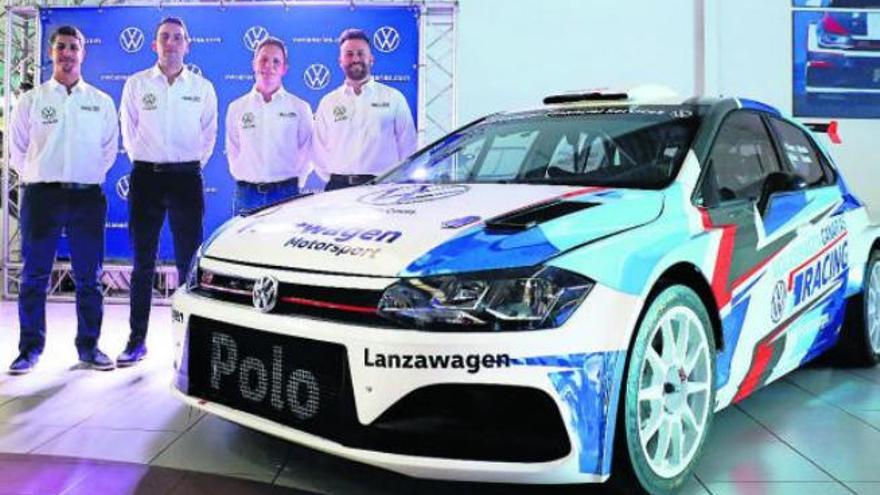 De izquierda a derecha, Rubén Curbelo, Kevin Guerra, Dani Sosa y Ariday Bonilla, junto al VW Polo N5.