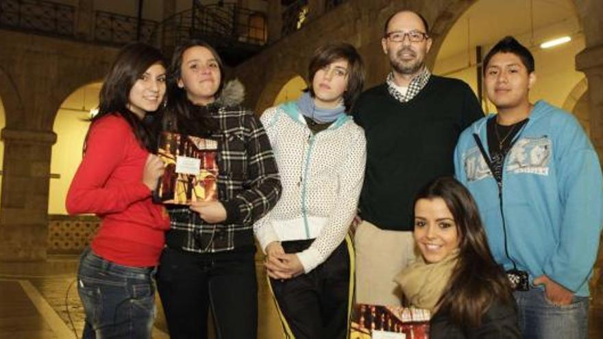 Manuel Santiago López, con algunos de los alumnos que colaboraron en el libro.