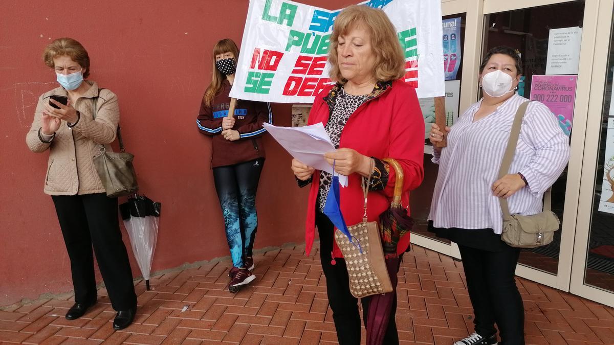 Una vecina lee el manifiesto en defensa de la sanidad pública durante la concentración