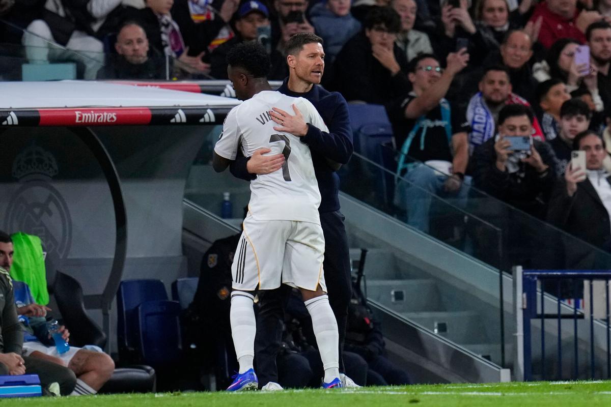 Xabi Alonso abraza a Vinicius después de un cambio en el que fue pitado por el Bernabéu.