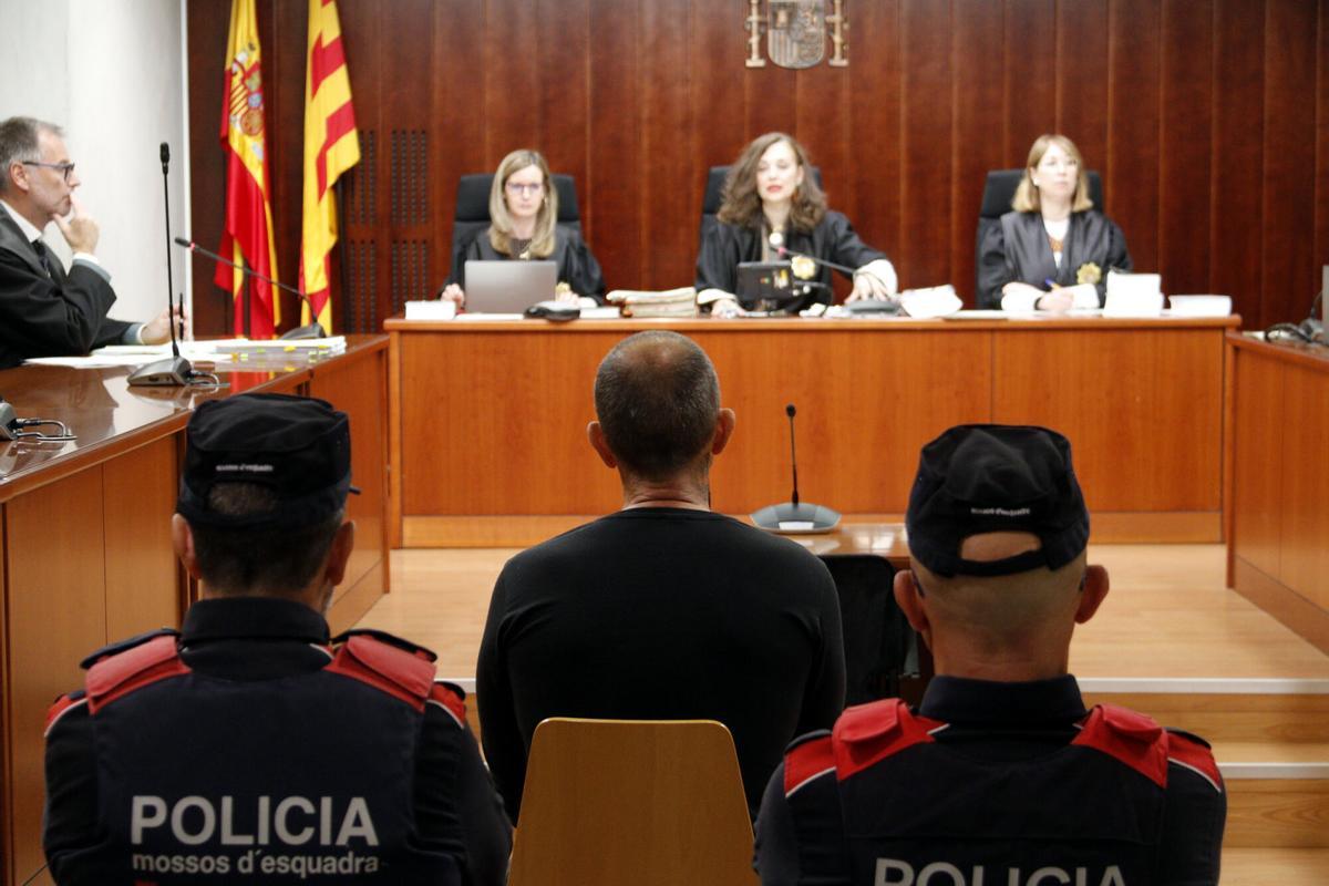 El acusado de intentar matar a su mujer con un hacha, en la Audiència de Lleida