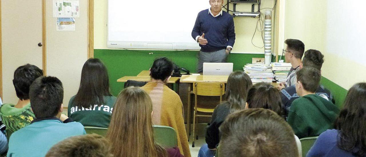 Imagen de la visita del árbitro al colegio de Lavadores.