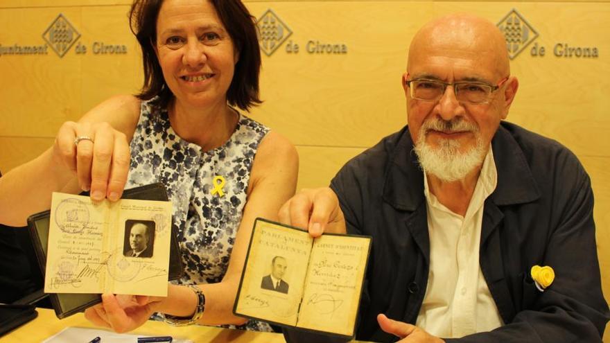 L´alcladessa Marta Madrenas i Josep Huguet amb el carnet d´alcalde president del Consell Municipal de Girona i el carnet de diputat al Parlament de Catalunya de Pere Cerezo