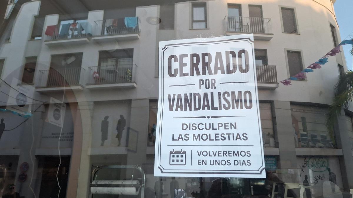 El cartel que los responsables de la panadería han puesto en el escaparate