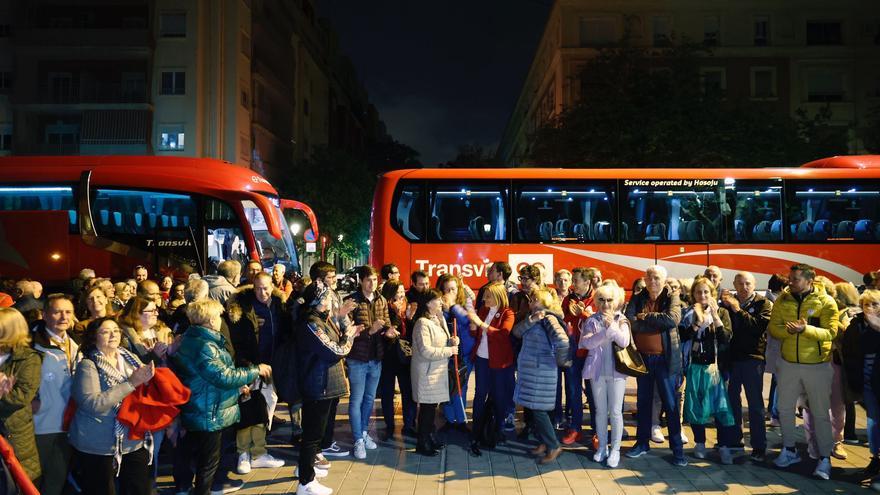 Decenas de personas se desplazan de València a Madrid para respaldar a Pedro Sánchez