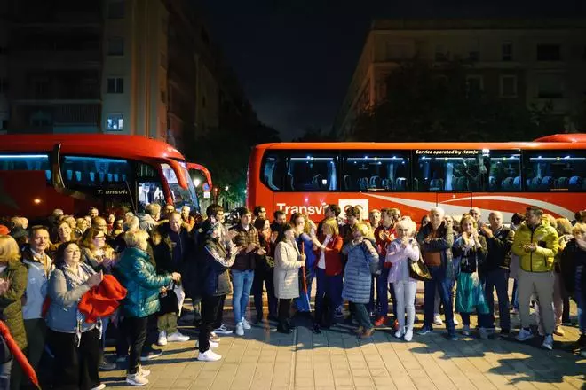 Decenas de personas se desplazan de València a Madrid para respaldar a Pedro Sánchez