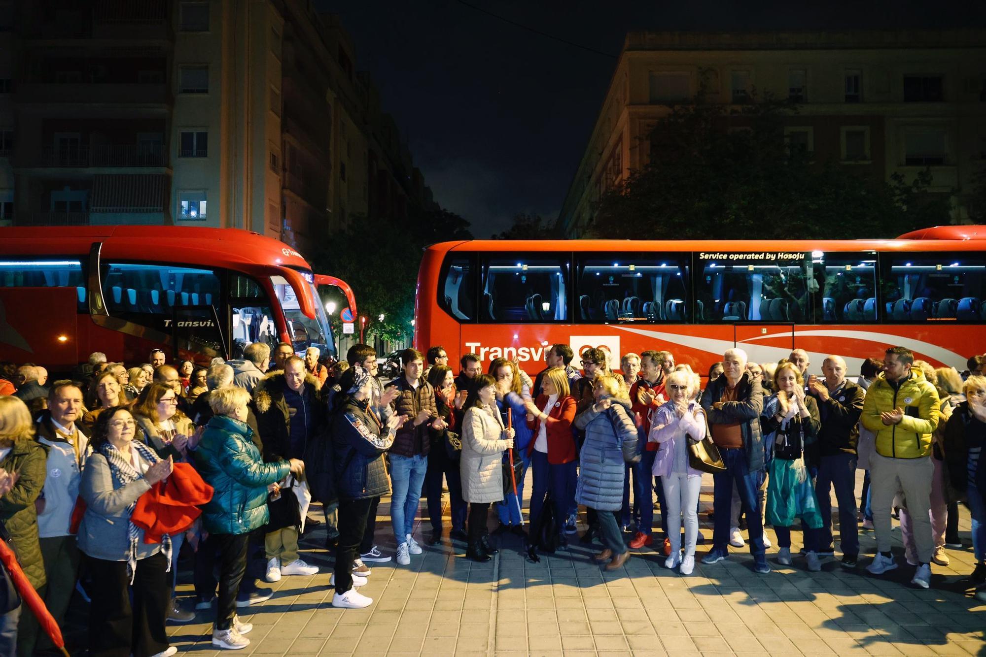 Algunas de las personas que hoy se han trasladado a Madrid para respaldar al presidente del Gobierno.