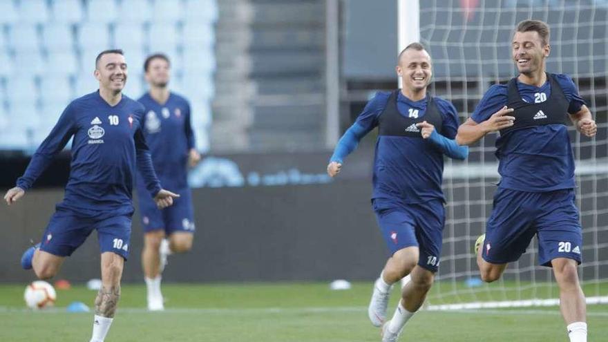 Iago Aspas, Lobotka y Kevin sonríen durante el entrenamiento de ayer en el estadio de Balaídos. // Ricardo Grobas