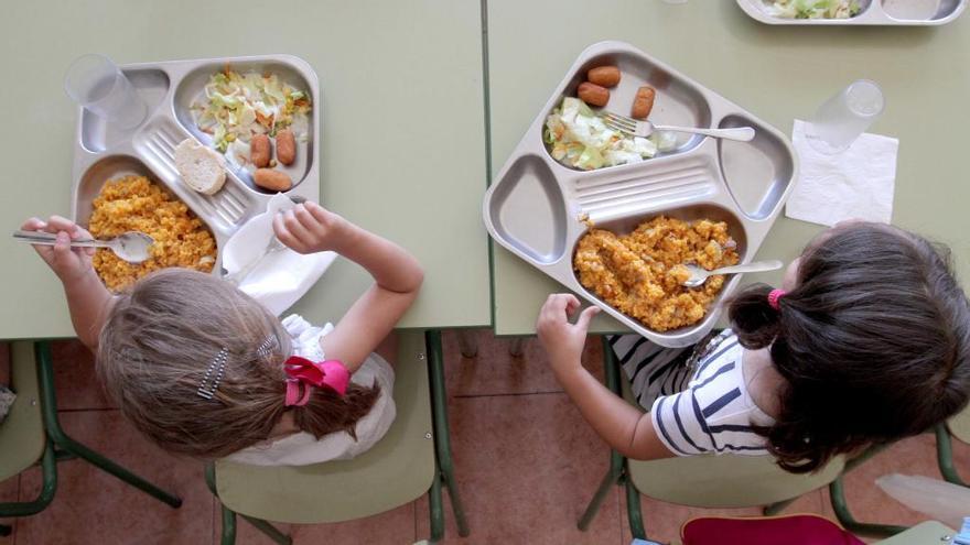 Menores comen en un centro con comedor escolar.