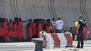 Instal·lada una carpa de fred a El Hierro per si apareixen més cossos del cayuco